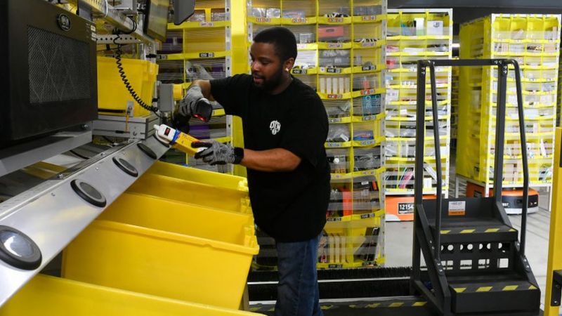 Amazon spends $500m on bonuses for Christmas staff